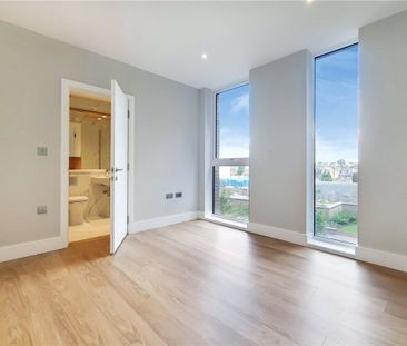 Excellent two-bedroom, two-bathroom flat within Wimbledon Grounds, ... - Photo 2