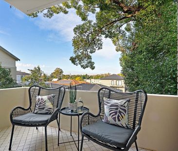 Beautifully Renovated Apartment With Double Garage - Photo 4