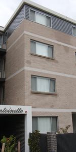 Modern three bedroom unit - 20% below market rent - Photo 4