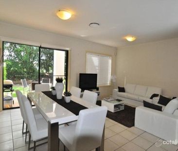 8854 Magnolia Drive East, Hope Island QLD 4212 - Villa For Rent | D... - Photo 3