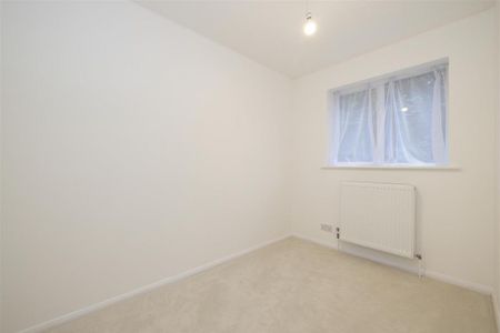 4 bedroom semi-detached house to rent - Photo 4
