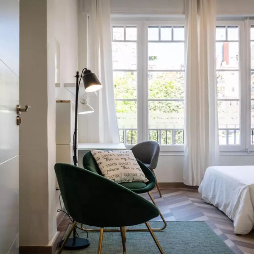 Room in a shared 4-bedroom apartment for rent in l'Antiga Esquerra de l'Eixample (Professionals only, couples allowed, students allowed) - Photo 1
