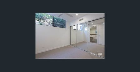 Stunning Top Floor 3 Bedroom Apartment in Newmarket! - Photo 3