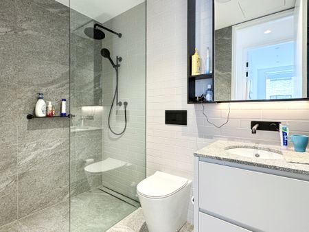 Stunning Nearly New Fully Furnished 3-Bedroom Apartment in the Heart of Bondi Junction - Photo 3