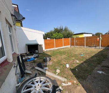 Three bedroom family house- chadwel heath - Photo 3