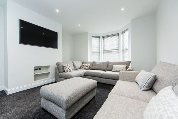 Cliff Mount, Hyde Park, Leeds - Photo 1