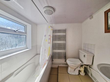 2 bedroom end of terrace house to rent - Photo 2