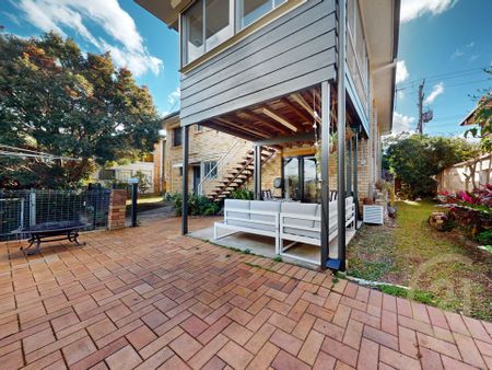 Spacious & Elevated Two-Storey Home with Stunning City & Mountain Views - Photo 2