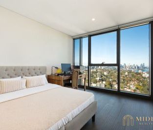 Elegant Three-Bedroom Residence with Panoramic Harbour & City Views - Photo 4