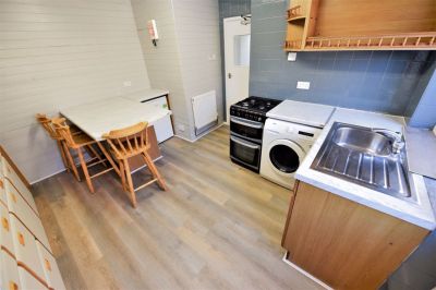 2 bedroom Flat in Queenswood Drive, Leeds - Photo 5