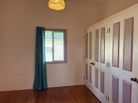 2 Bedroom home with air con on large fully fenced block - Photo 2