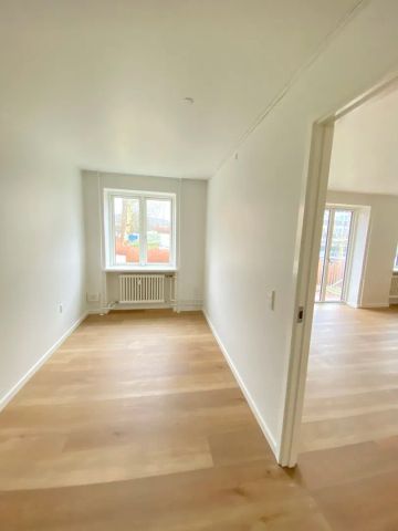 Rummelig 3-værelses lejlighed i Vejgaard med altan - Photo 4