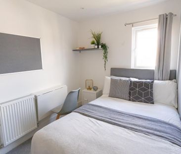 Stansted #70 - Photo 5