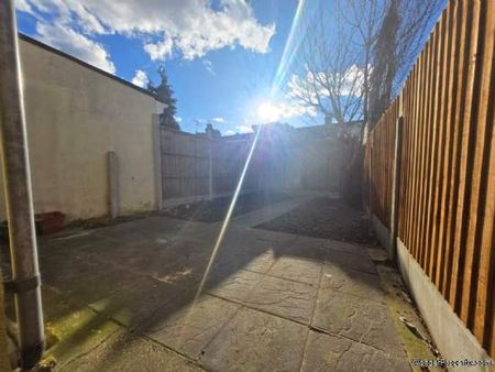 3 bedroom property to rent in London - Photo 4