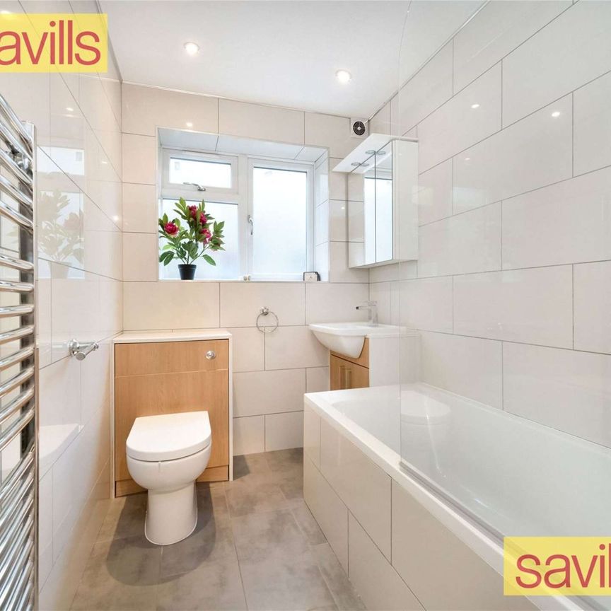 Wonderful two bedroom two bathroom apartment on the ground floor of a period property. - Photo 1