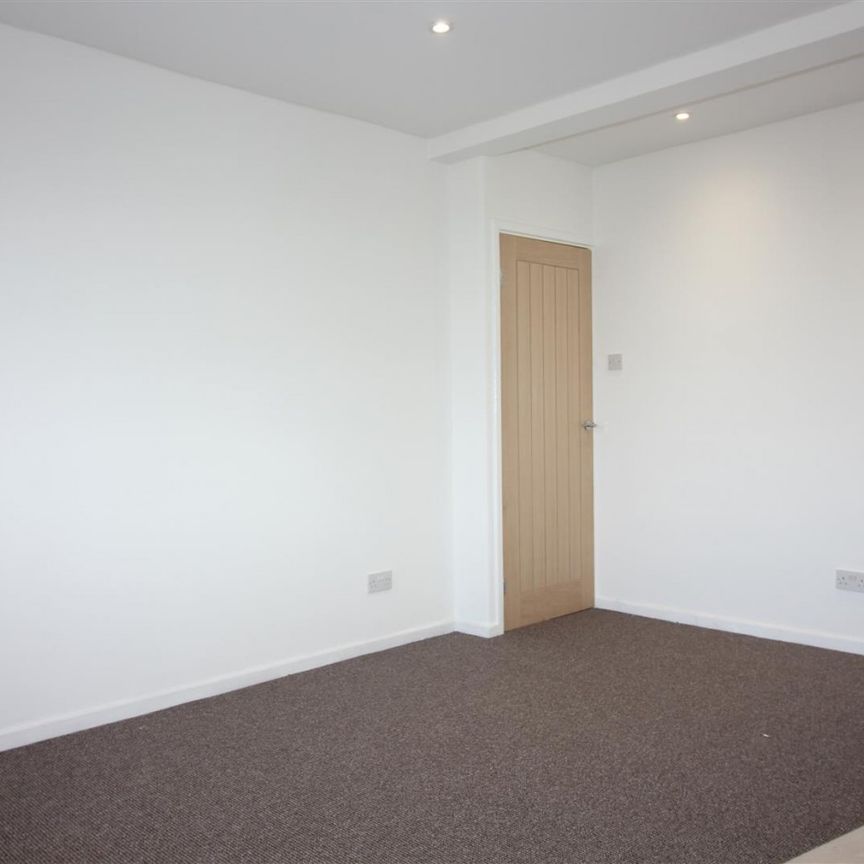 4 Bedroom Flat - Above Shop To Let - Photo 1