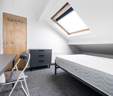 Welton Mount, Hyde Park, Leeds - Photo 2