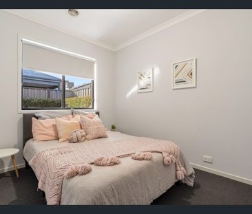A Stylish Family Haven in the Heart of Craigieburn - Photo 4