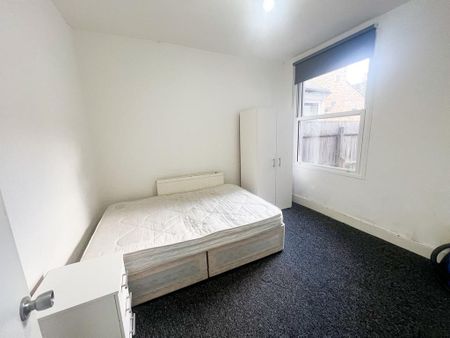 4 bedroom terraced house to rent - Photo 5