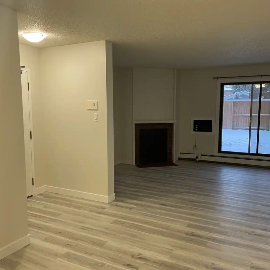 Lake Pointe Rental - Kingsmere Blvd — 2 Bedroom + 1.5 Bathroom Suite - Photo 1