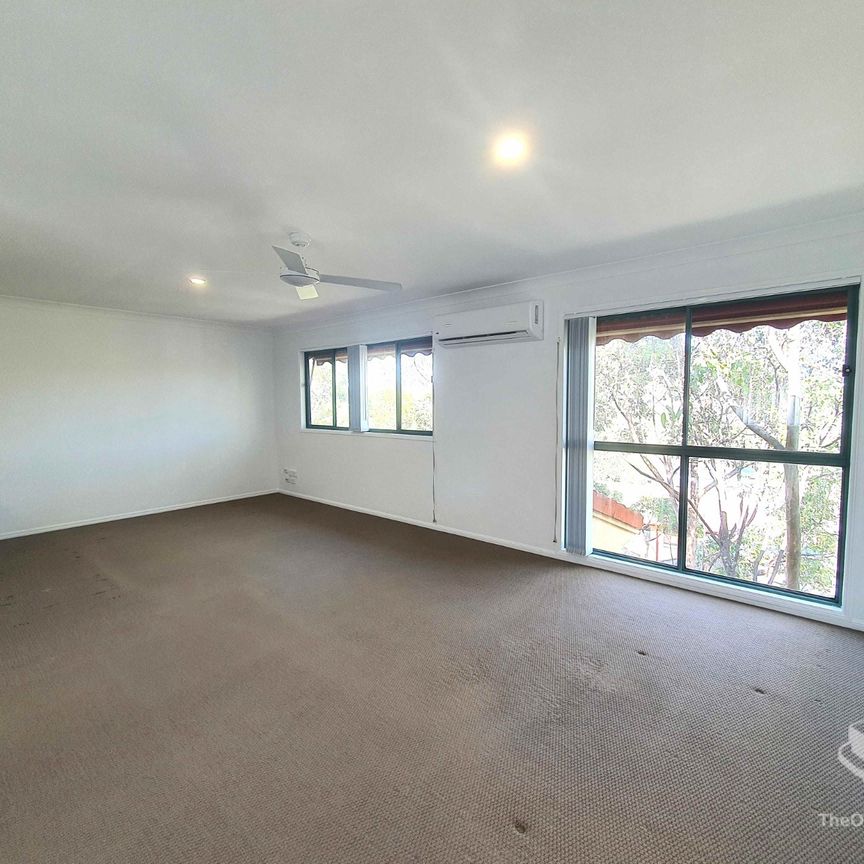 Elevated Split-Level Townhouse with Stunning Hinterland Views - Photo 1