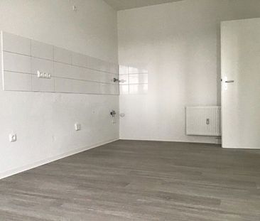 Frisch modernisierte 2-Zimmer-Wohnung mit Balkon im Erdgeschoss! - Foto 1