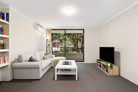 2 BEDROOM GEM IN THE HEART OF PARRAMATTA! GREAT VALUE! - Photo 2