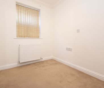 2 bed flat to rent in Richmond Park Road, Bournemouth, BH8 - Photo 3