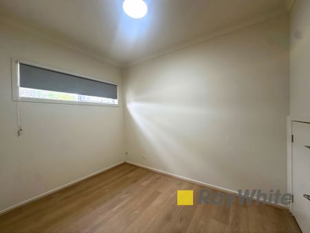 MODERN LOW MAINTENANCE 3 BEDROOM TOWNHOUSE! - Photo 4