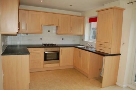 3 bed Terraced - To Let - Photo 4