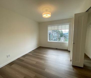The Loop. Two Bedroom Plus Den/Three Full Bathrooms - Photo 2