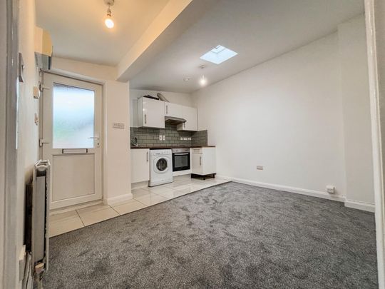 2 Bedroom Flat To Let - HP11 - Photo 1