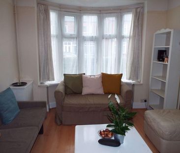 4 bedroom semi-detached house to rent - Photo 5