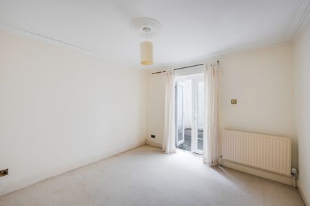 3 Bed Flat - Photo 2
