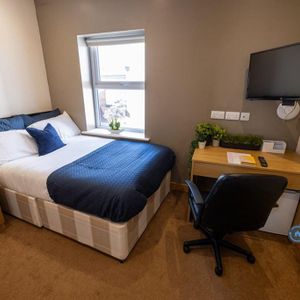 1 bedroom in a flat share to rent - Photo 2