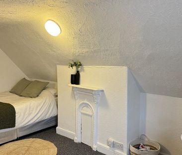 5 bedroom end of terrace house to rent - Photo 4