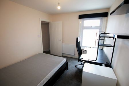 4 Bed Terraced House, Pitcroft Avenue, RG6 - Photo 4