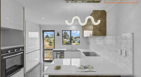 Spacious 6-Bedroom Townhouse for Rent in Manurewa - Photo 2