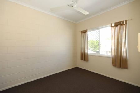 Nice Townhouse - Swimming Pool - Short walk to IGA - Photo 2