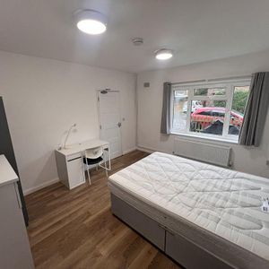 1 bedroom in a house share to rent - Photo 2