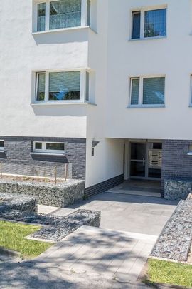 Offener Wohn- und Kochbereich – Stilvolle Wohnung mit Loggia und Grünblick - Photo 1
