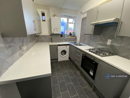 1 bedroom in a flat share to rent - Photo 4