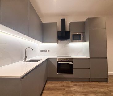 Roop House, Fleet, Hampshire, GU51 - Photo 3