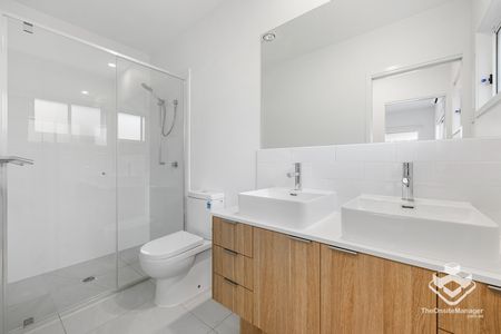 12 mths Old 4 bed Townhouse - Photo 4