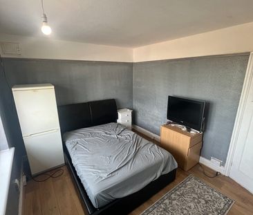 3 Bed Flat, Windermere Avenue, HA9 - Photo 3