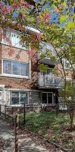 BEAU 4 1/2 AVEC ELECTROS, COUR ARRIÈRE ET STATIONNEMENT - Photo 1