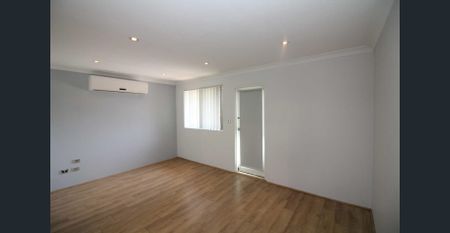 Air conditioning, no carpet, excellent location! - Photo 5