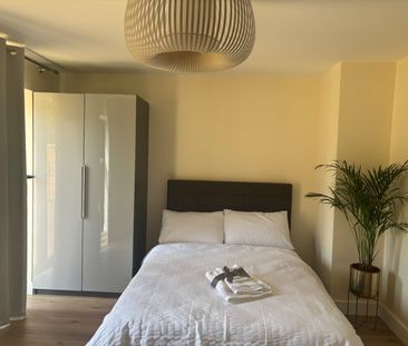 Studio Flat, The Curve, W12 - Photo 6