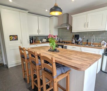 Kings Road, Woking - 3 bedrooms Property for lettings - Seymours - Photo 3