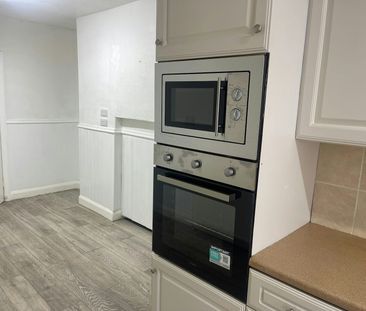 Semi-detached house to rent on - Photo 3